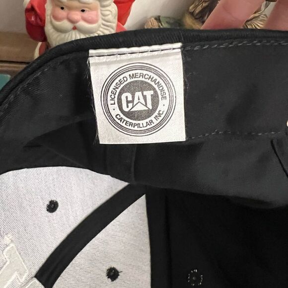 Men’s CAT logo hat w Velcro adjustable hat. - Picture 6 of 6